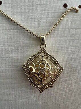 Kendra Scott necklace